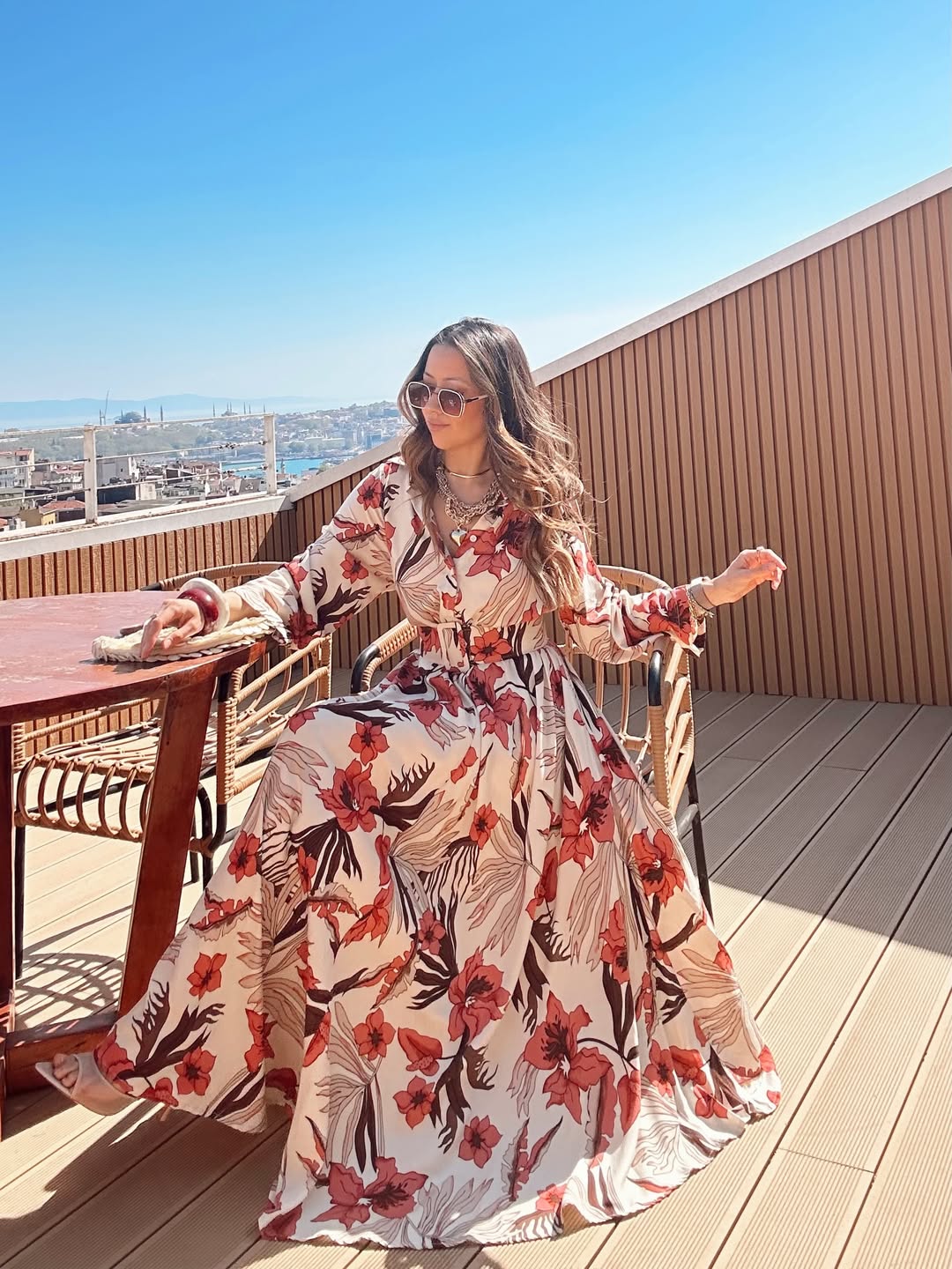 Robe à fleurs rouges avec ceinture