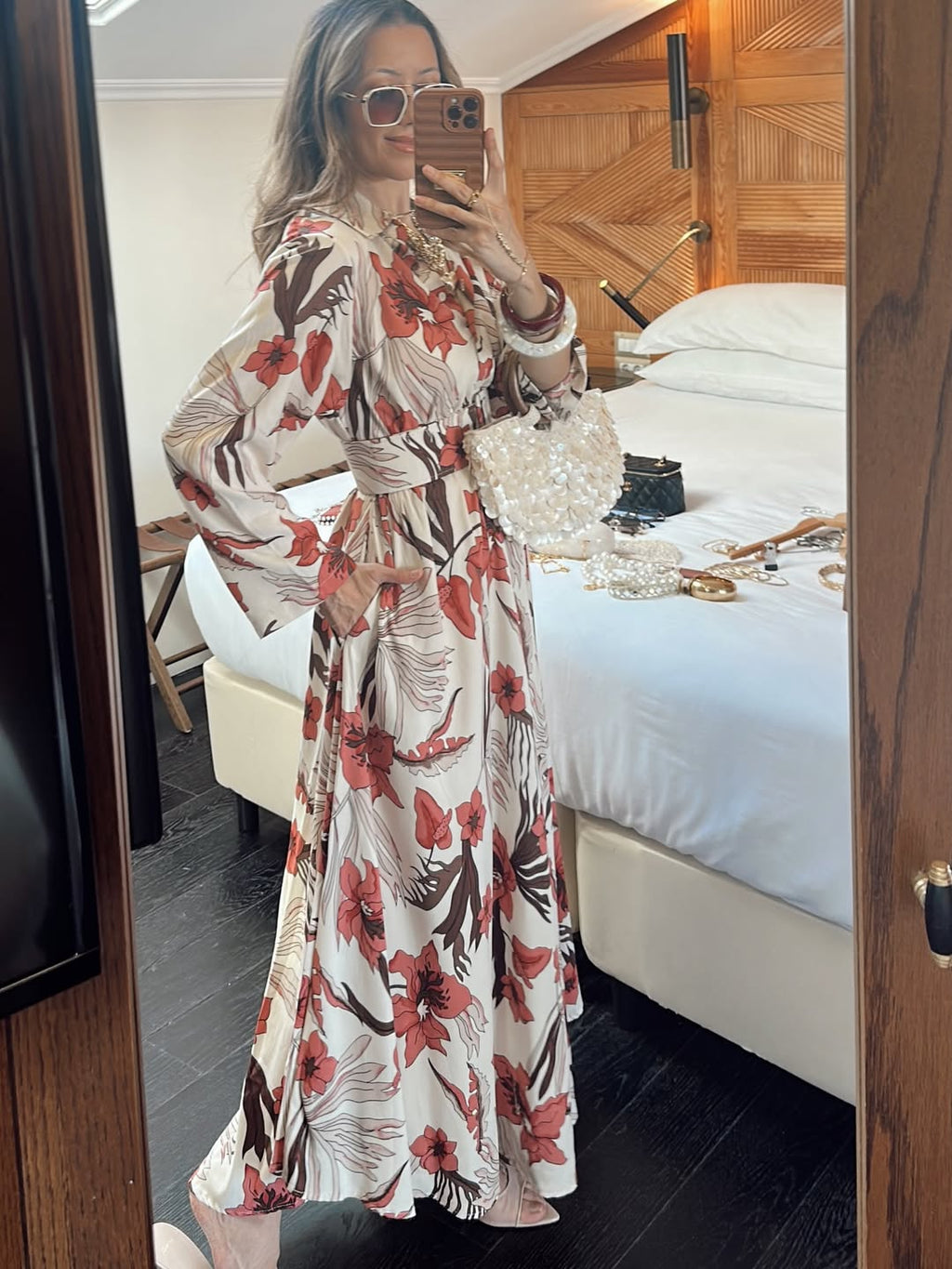 Robe à fleurs rouges avec ceinture